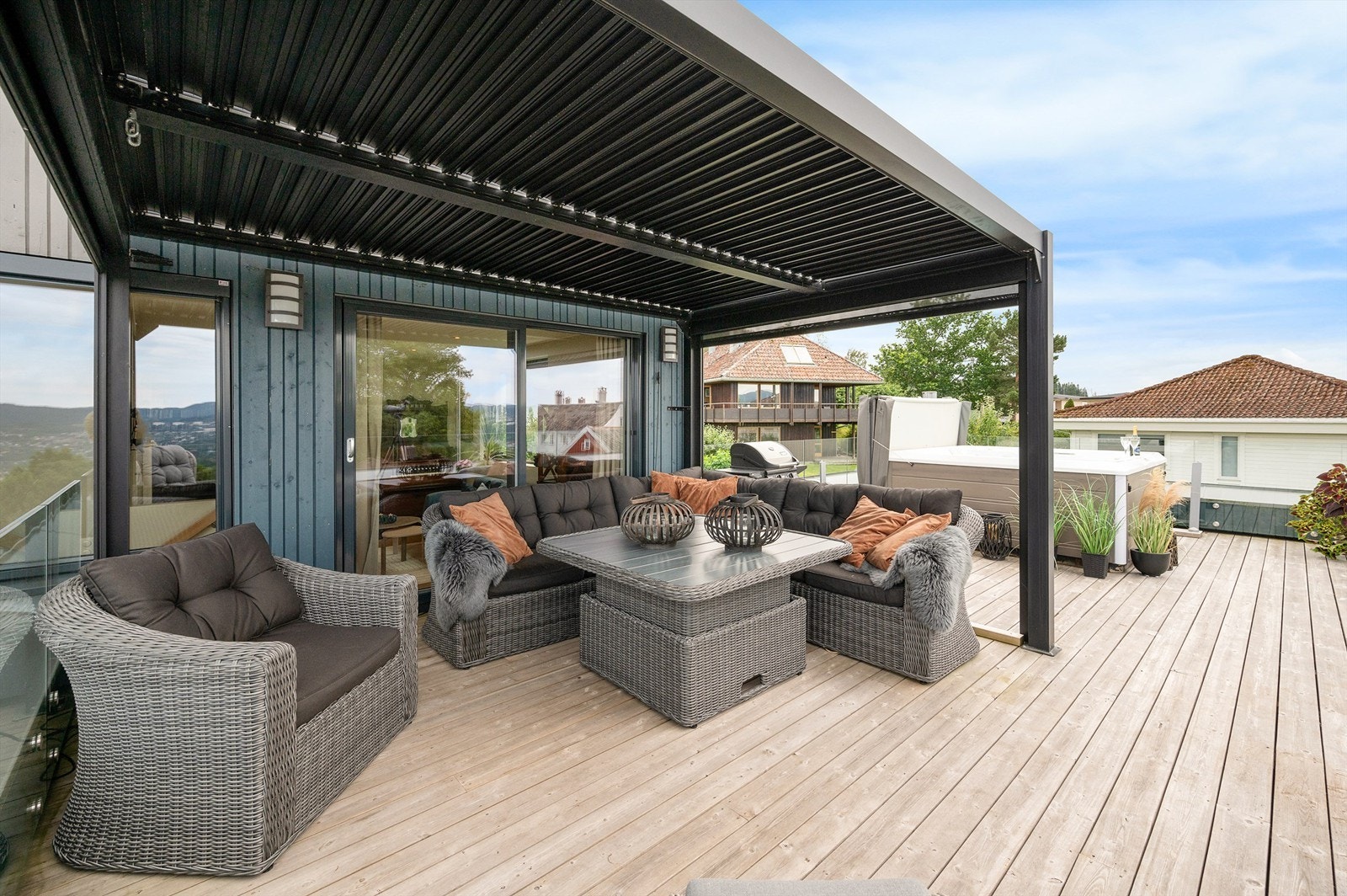 Takterrassen måler 46 kvm, og ligger delvis under tak via pergola. Galleribilde