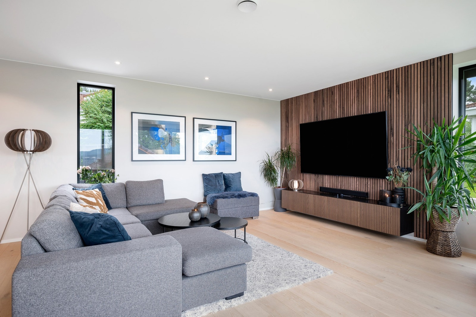 Boligen har vannbåren varme i alle gulv, og er meget energieffektiv. Årlig strømforbruk ligger på ca. 18 - 20 000 kWh per år. Galleribilde