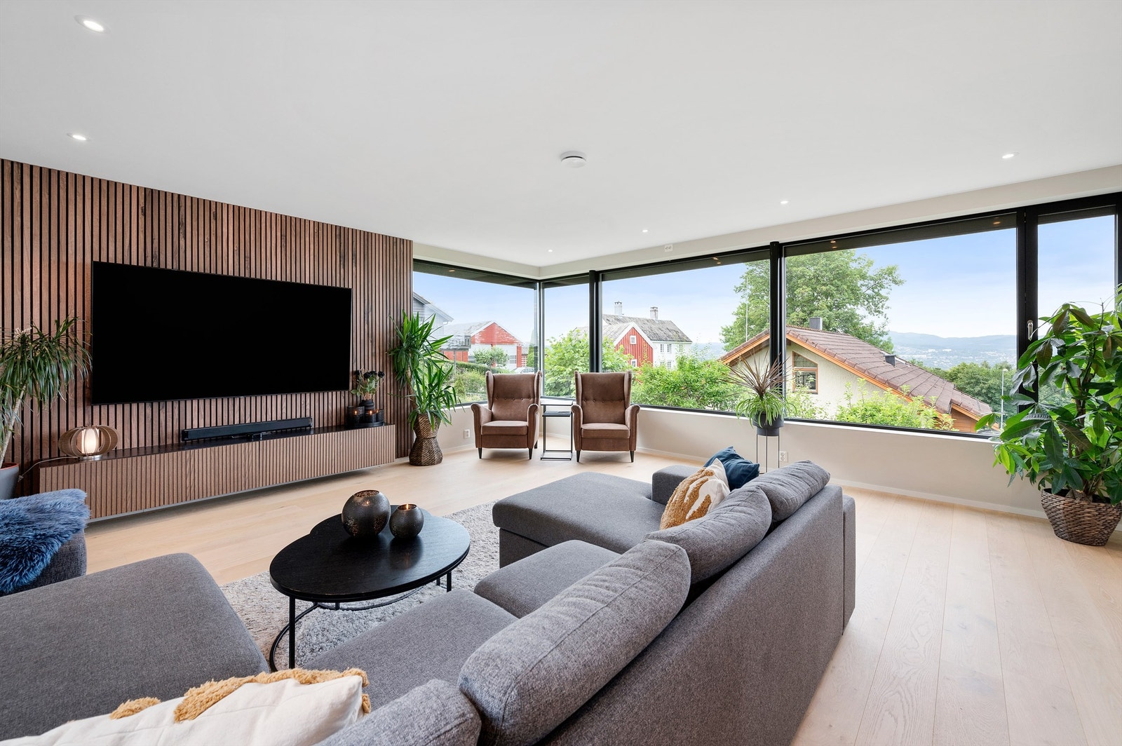 Varme og ventilasjon er tilkoblet smarthussystem, som kan styres via app på telefonen. Det samme gjelder dørlås og ringeklokke, med videokamera. Galleribilde