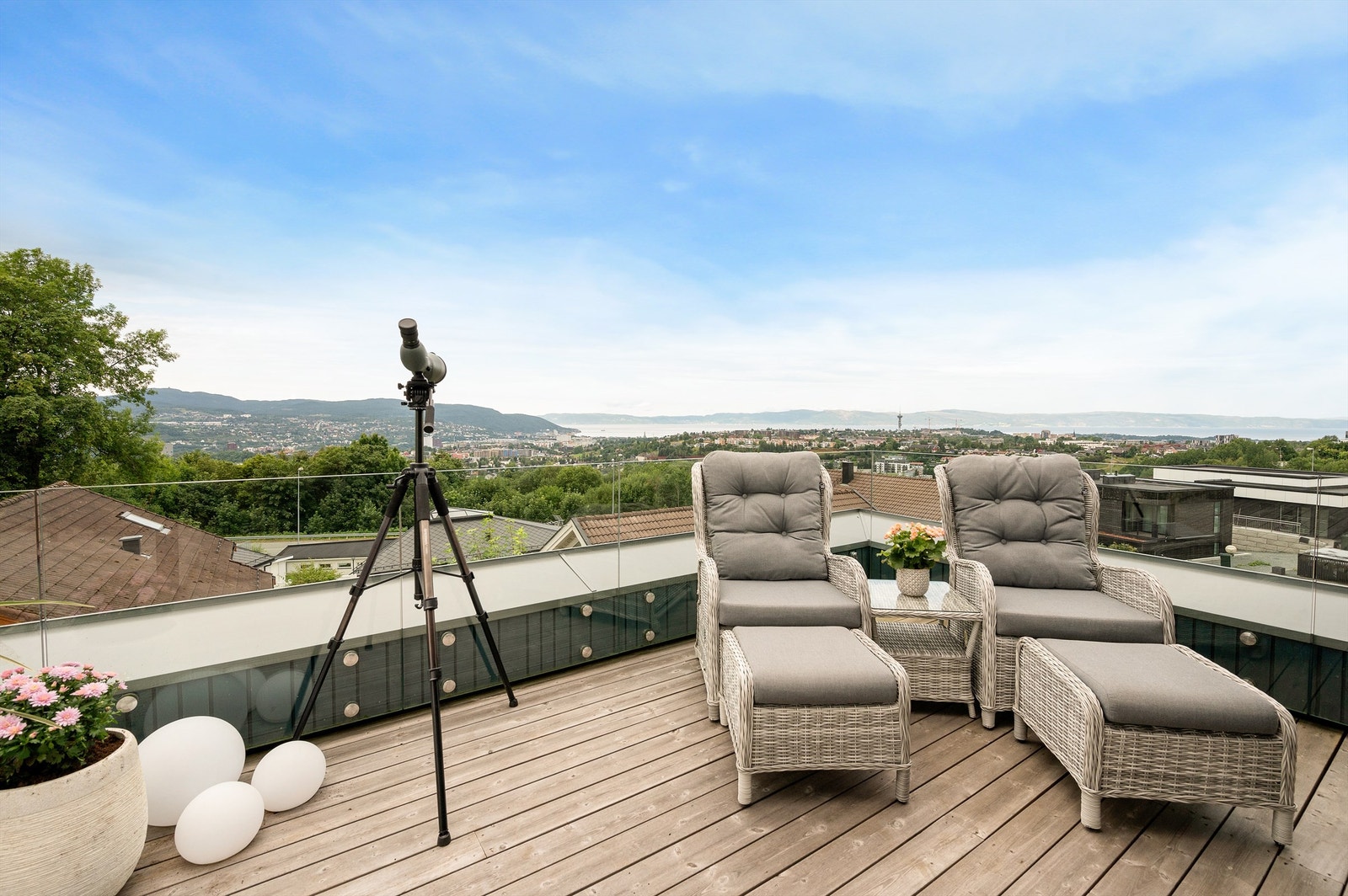 Utsikten er storslått på alle vis, og fanger opp både byen, landemerker, fjorden og Trondheims mange vakre solnedganger. Galleribilde