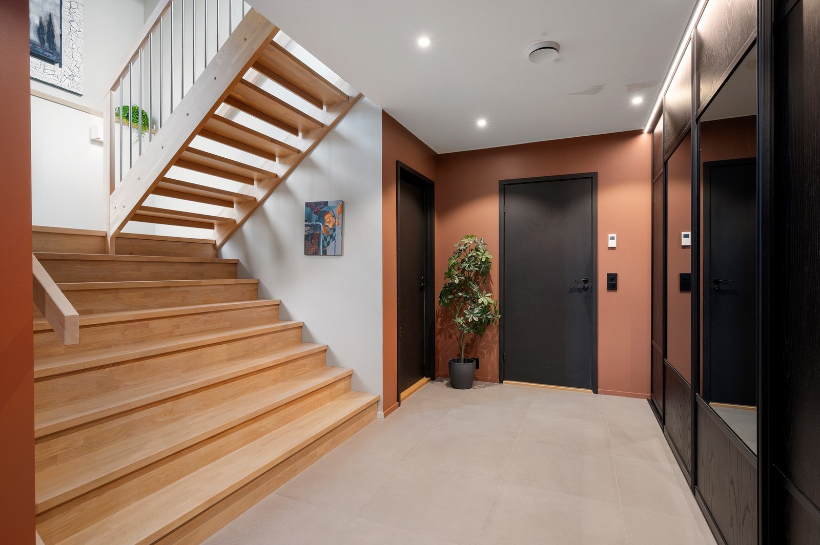 Entreen har fått et herskapelig preg med bred eiketrapp i dobbel størrelse. Galleribilde