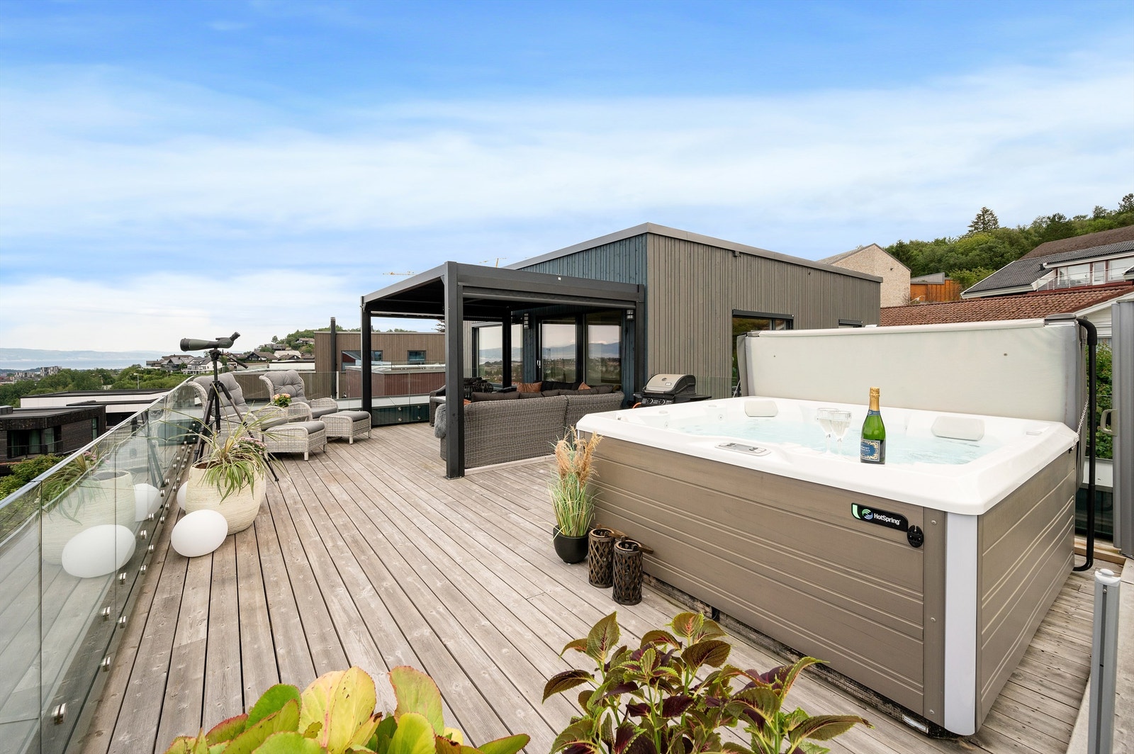 Til tross for åpen og vidstrakt utsikt er takterrassen også godt skjermet. Galleribilde