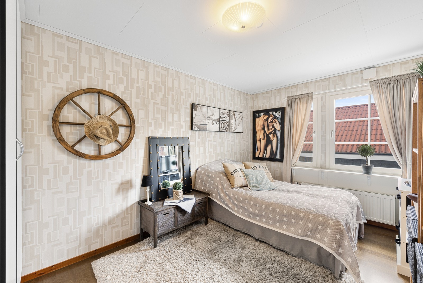 Soverom 2- Et lyst soverom med god plass til seng og tilhørende møbler. Rommet har garderobeskap som gir praktisk oppbevaringsplass. Galleribilde