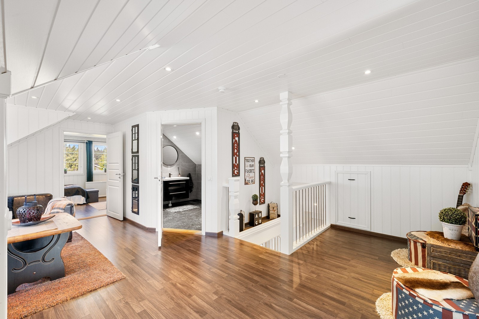 I 2.etasje finner du en koselig stue som gir ekstra plass til avslapning eller lek. Perfekt som TV-stue, hobbyrom eller et hyggelig oppholdsrom for både små og store. Galleribilde