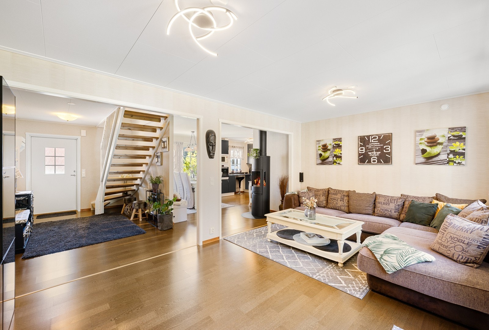 Rommet har en god planløsning med åpen forbindelse mot kjøkkenet, noe som gir en sosial helhet. Galleribilde