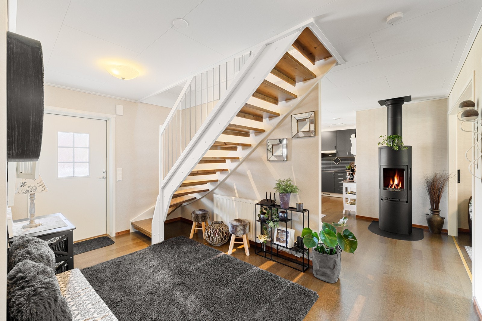 Entréen binder hjemmet naturlig sammen og leder deg videre inn til de øvrige oppholdsrommene. Galleribilde