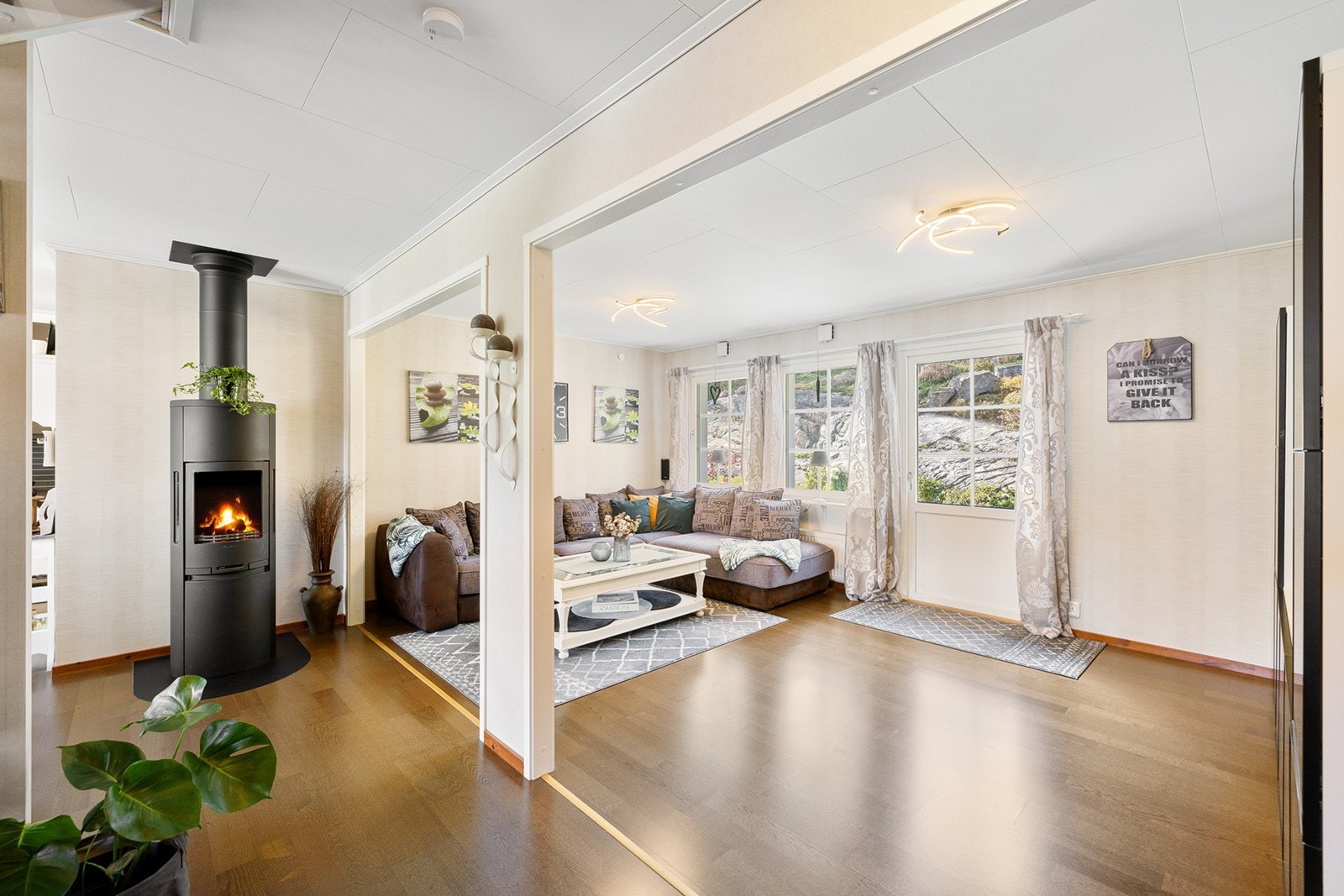 Den moderne vedovnen skaper en lun atmosfære på kalde dager, og bidrar samtidig til å senke oppvarmingskostnadene. Galleribilde