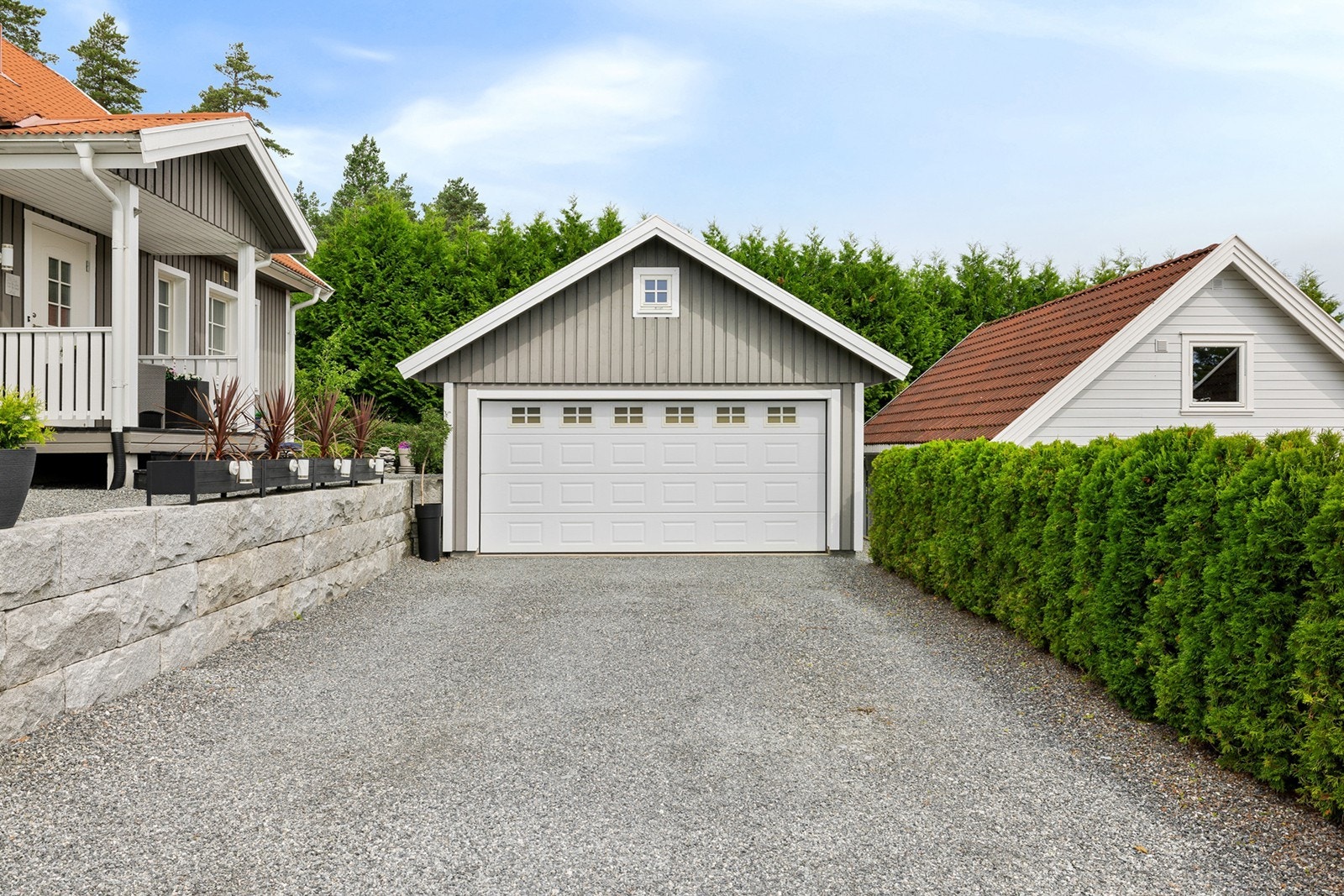 Eiendommen har romslig gårdsplass med gode parkeringsmuligheter, samt frittstående dobbelgarasje med portåpner, lys og strøm. Galleribilde