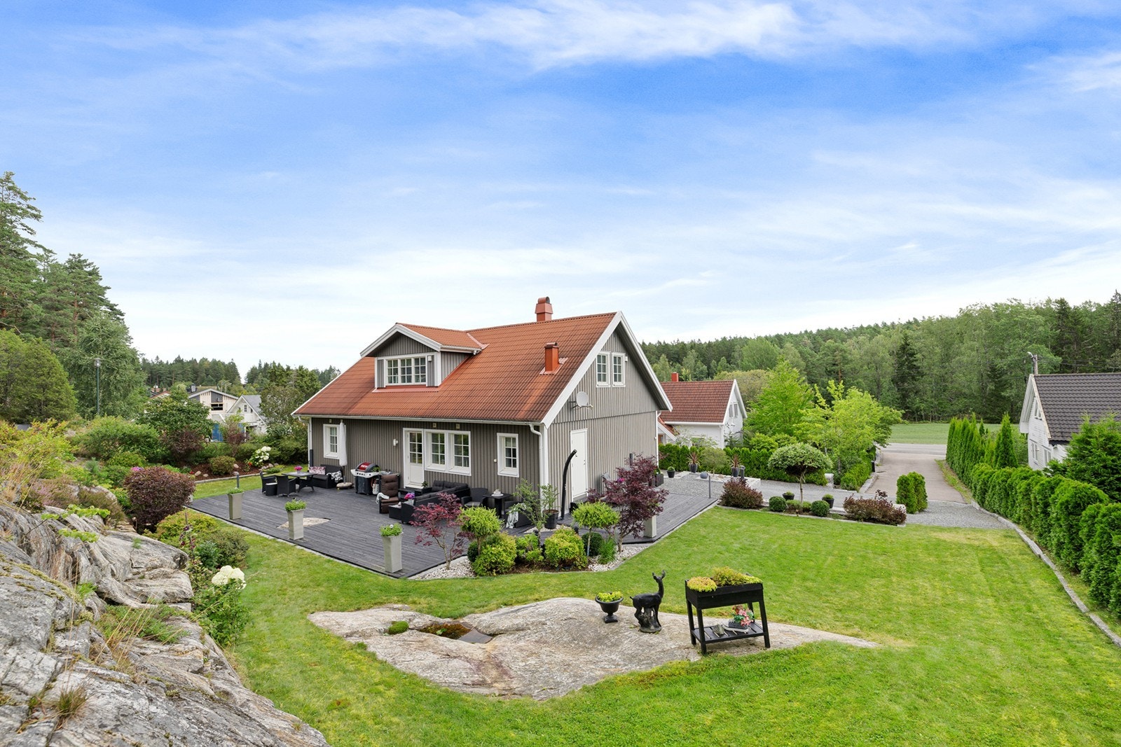 Eiendommen har en flott og pent opparbeidet hage med gressflater, prydbusker og diverse beplantning. Galleribilde