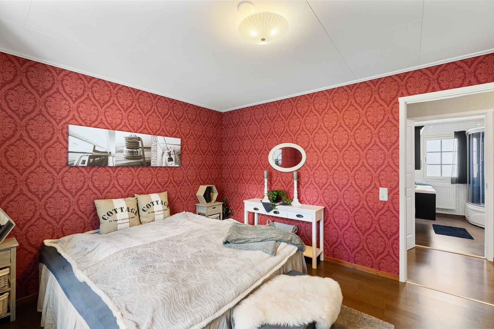 Hovedsoverommet er lyst og romslig og kan innredes med dobbeltseng, skap og tilhørende møblement. Galleribilde