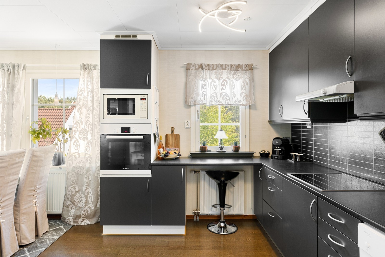 Praktisk sitteplass ved vinduet gir en hyggelig frokostkrok med naturlig lysinnslipp. Galleribilde