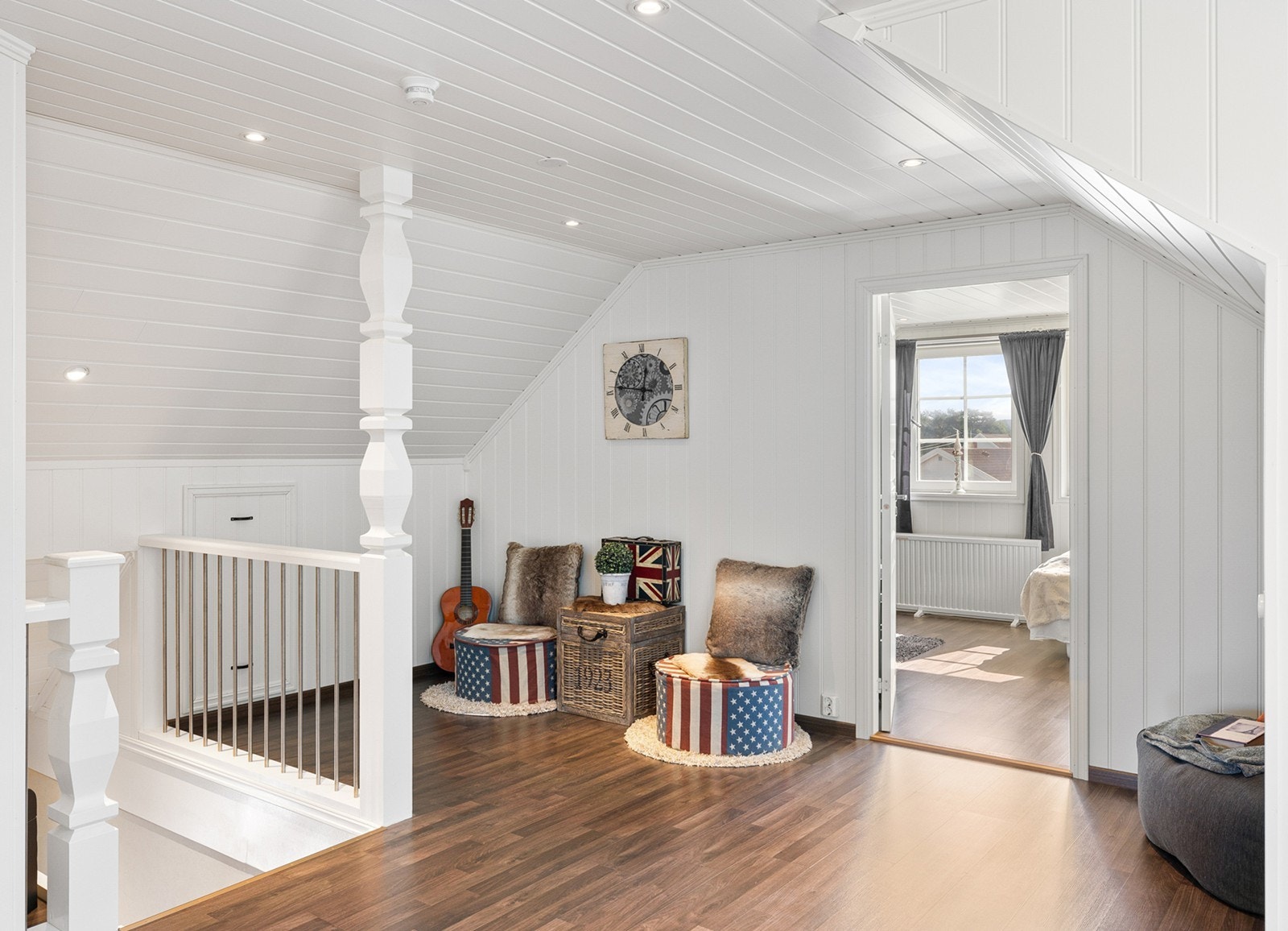 Rommet har skråtak og vinduer som slipper inn godt med lys, og sammen med de lyse overflatene skapes en luftig og behagelig atmosfære. Galleribilde