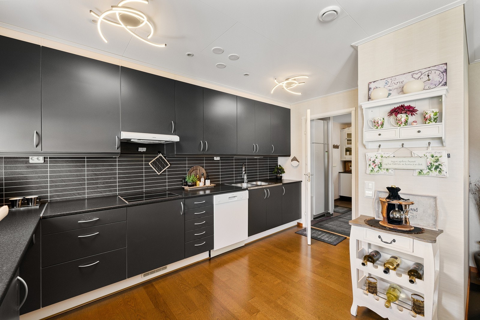 Det er integrerte hvitevarer som stekeovn, mikrobølgeovn, oppvaskmaskin og platetopp, samt ventilator over kokeplassen. Galleribilde