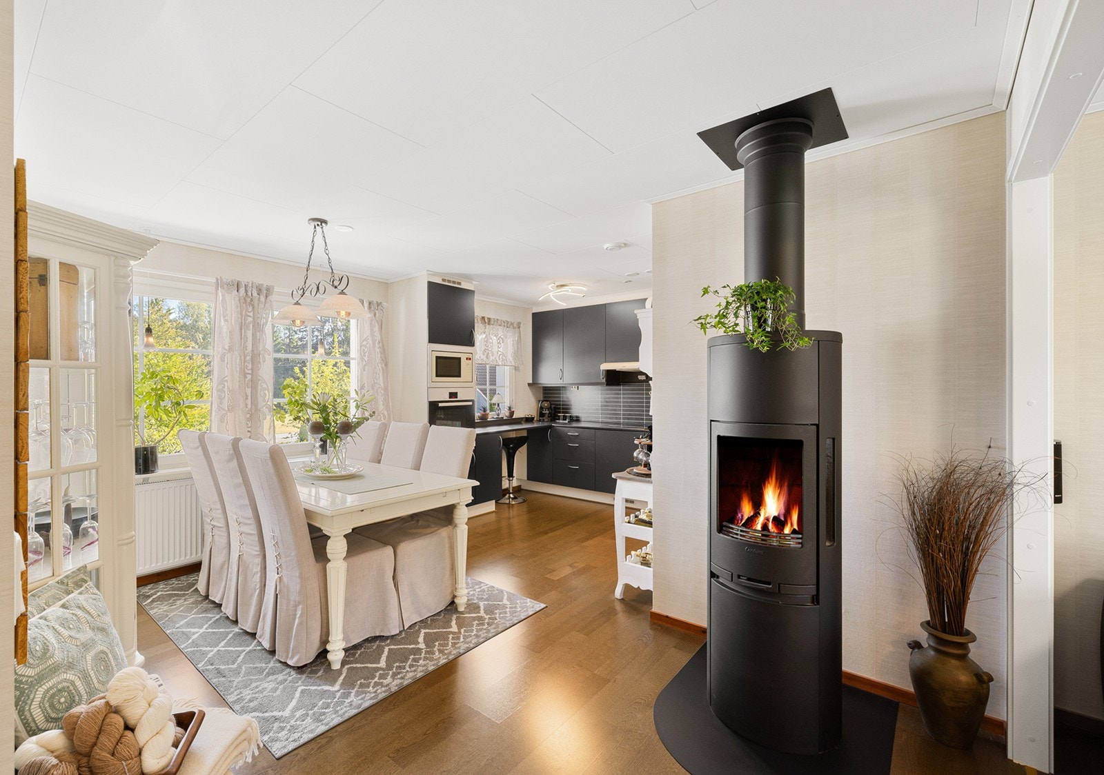 Her er det plass til både sofagruppe og spiseplass, noe som gjør rommet svært anvendelig. Galleribilde