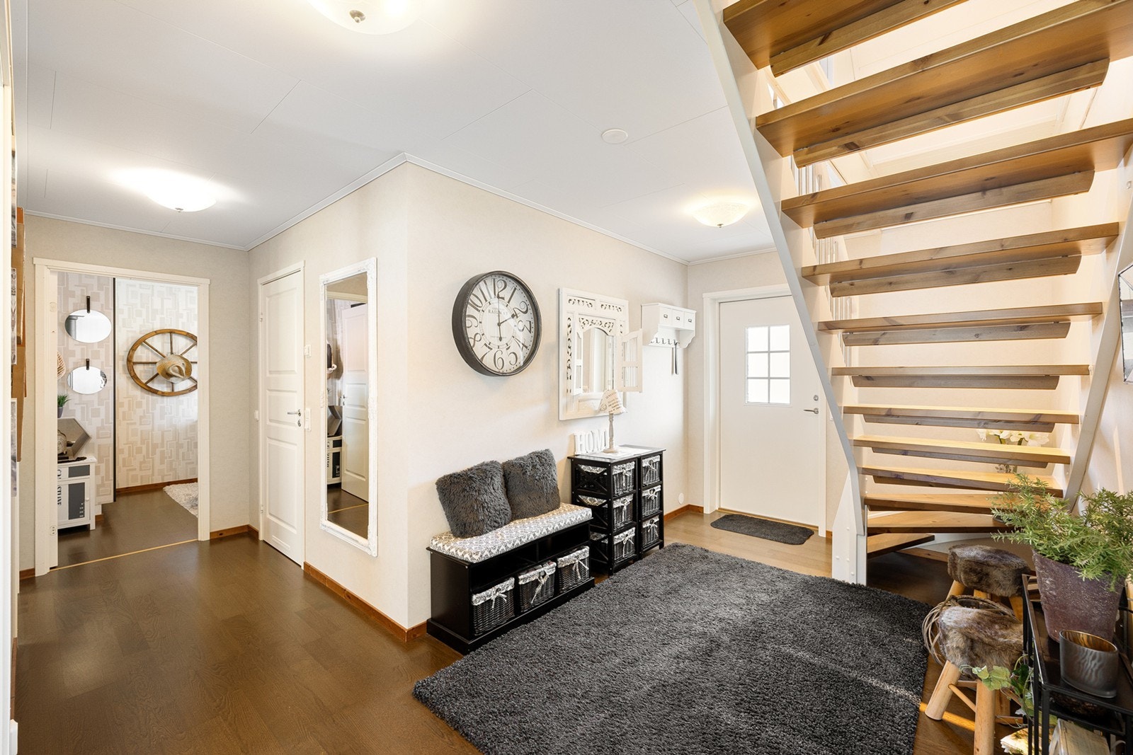 Velkommen inn til en romslig og lys entré som gir et godt førsteinntrykk. Her er det god plass til å henge fra seg yttertøy, samt oppbevaring i praktiske møbler. Galleribilde