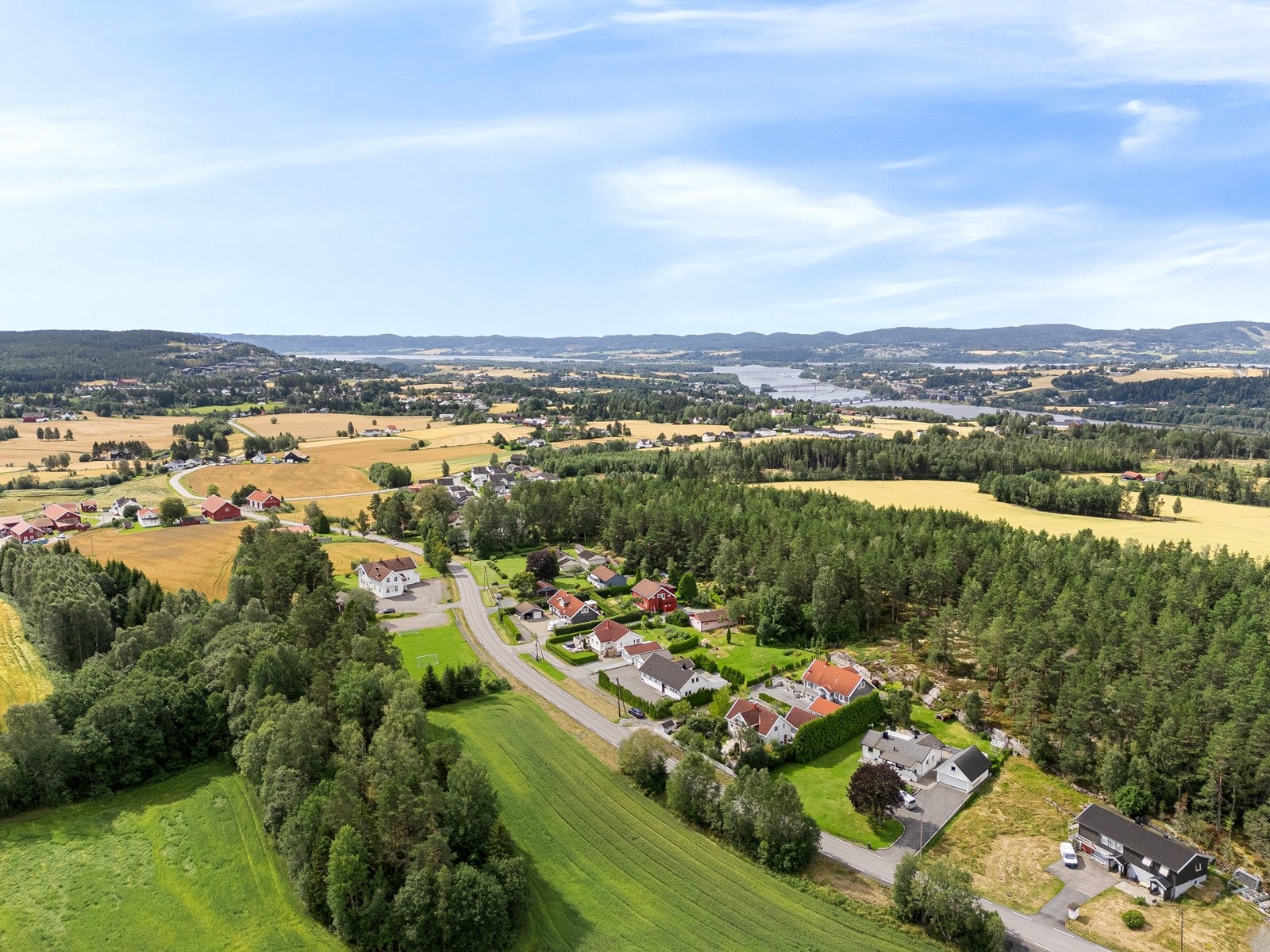 Eiendommen ligger i et naturskjønt og landlig boligområde på Roven, ca. 5 km. fra Fetsund sentrum. Galleribilde