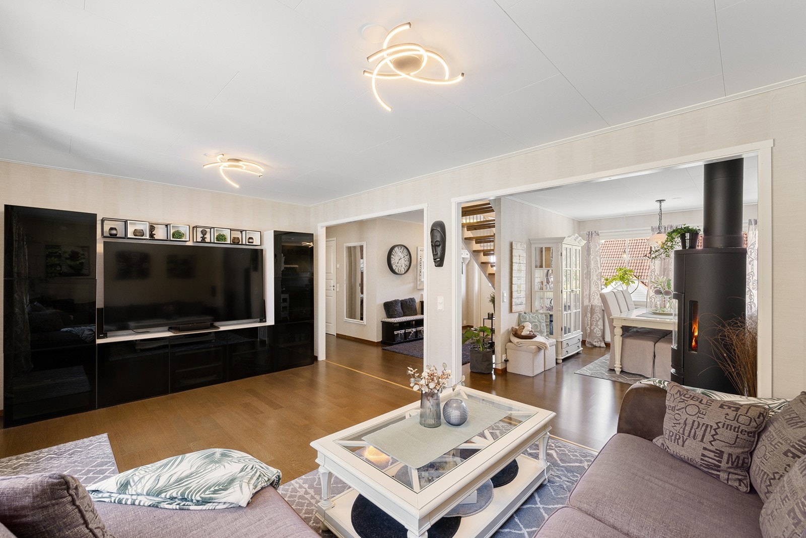 Stuen fremstår som romslig og lys med store vindusflater som slipper inn godt med naturlig lys. Galleribilde