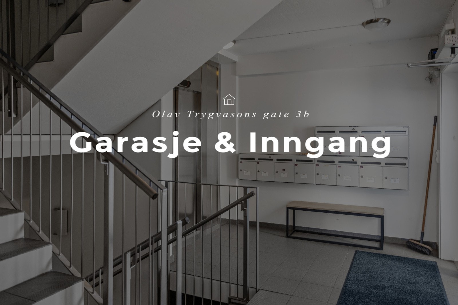 Leiligheten har en medfølgende parkeringsplass i felles garasjeanlegg på nederste etasjeplan. Garasjeplassen ligger lettvint og praktisk plassert, nær garasjeporten i etasjen, med tilgang via byggets heis eller trapp (valgfritt). Galleribilde