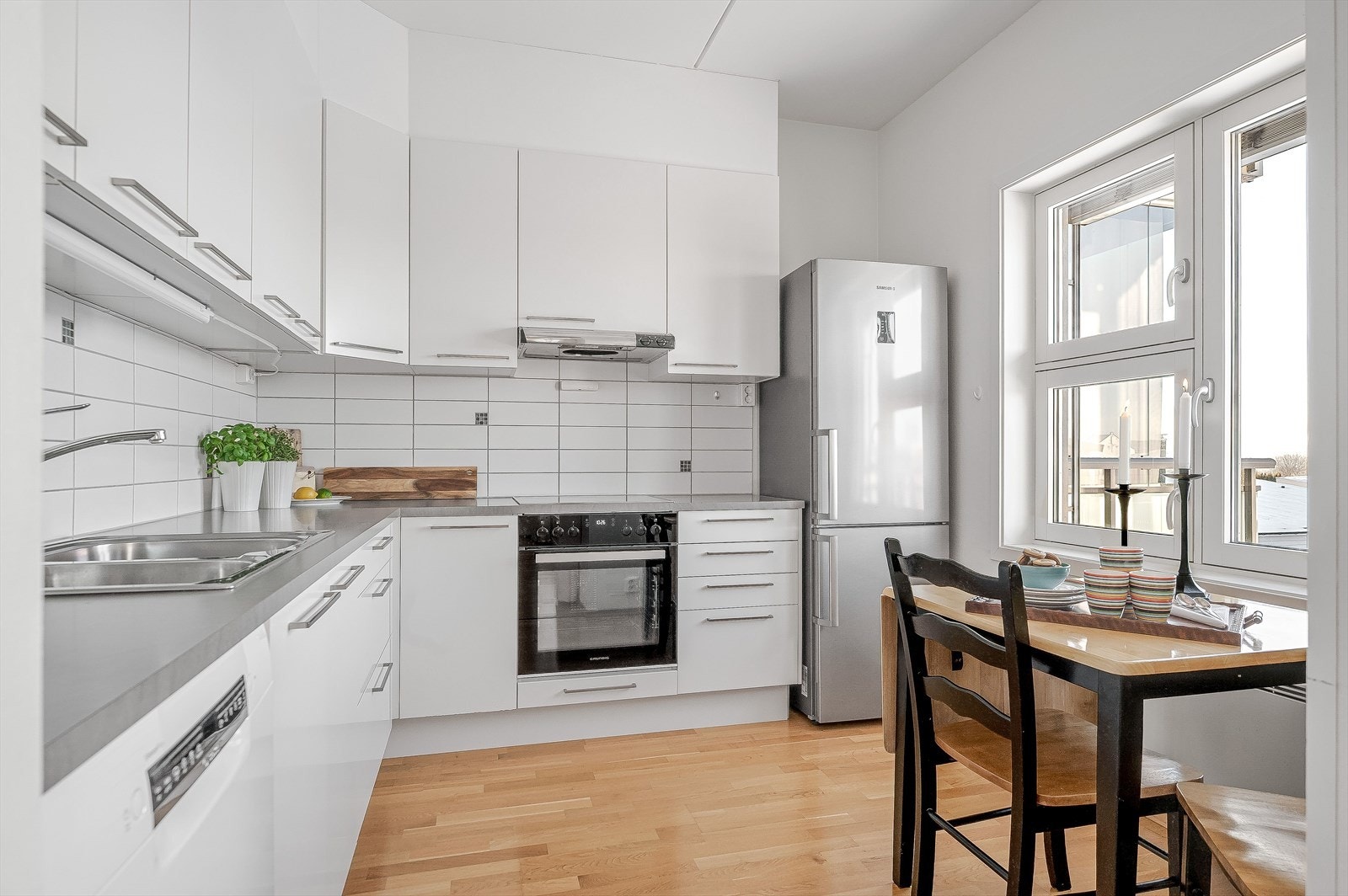 Kjøkkenet har godt med skapplass. Galleribilde