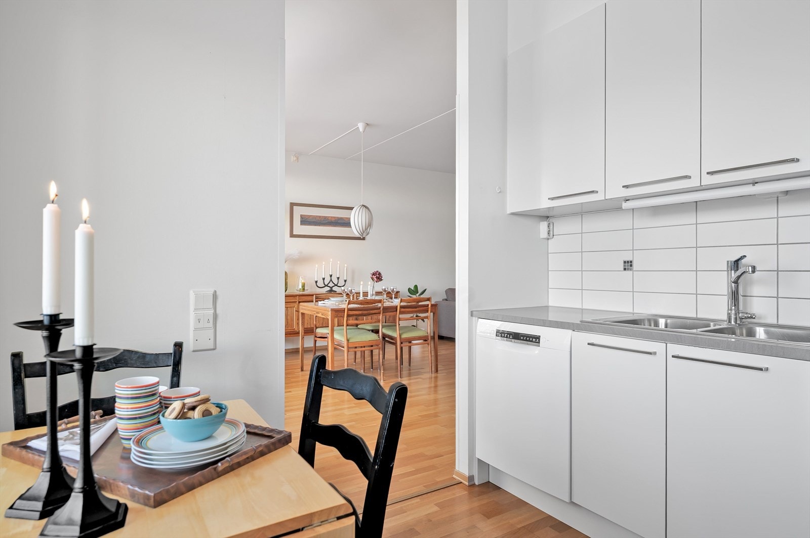 Kjøkkenet har glatte fronter. Galleribilde