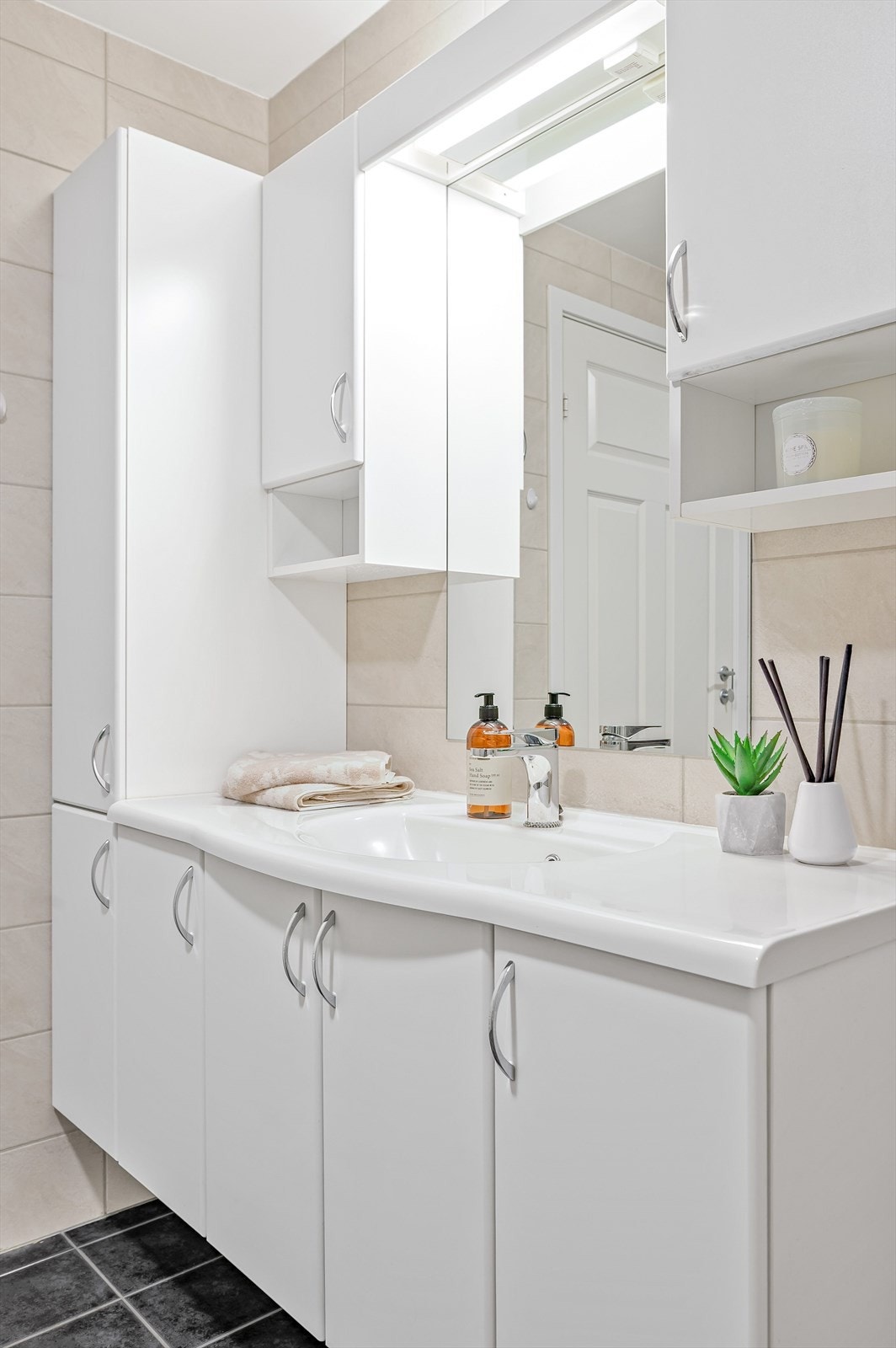 Badet inneholder servant, toalett, hjørnedusj og opplegg for vaskemaskin. Galleribilde