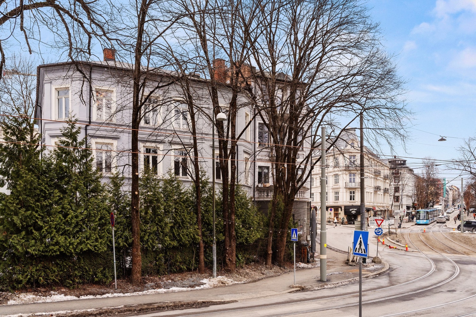 I nærområdet finner du et bredt utvalg av hyggelige kafeer, restauranter, uteliv og populære handlegater, samt svært gode kollektivforbindelser med både buss og trikk. Galleribilde
