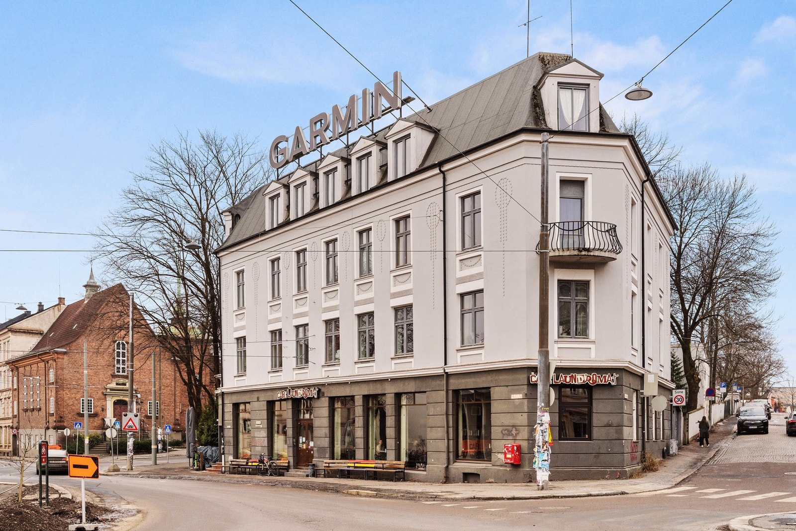Området kombinerer det beste av byliv og grønne omgivelser, og passer perfekt for deg som ønsker å bo sentralt med kort avstand til både rekreasjon og hovedstadens rike tilbud. Galleribilde
