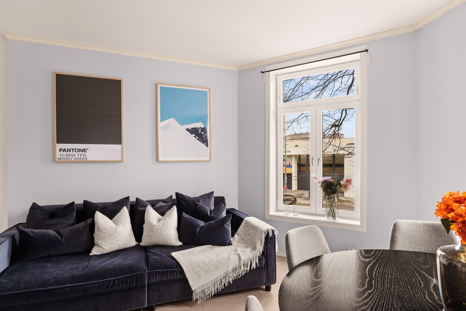 Det er god plass til en større sofagruppe. Galleribilde