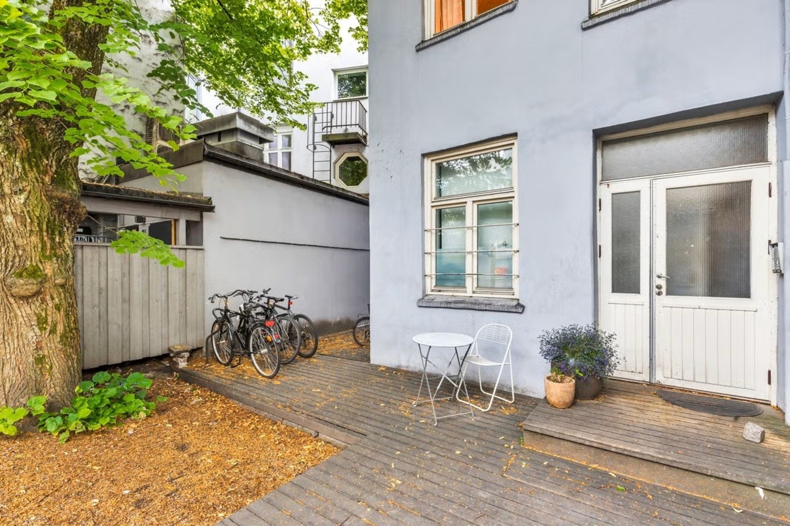 Hyggelige fellesarealer med sykkelparkering og sittegrupper. Galleribilde