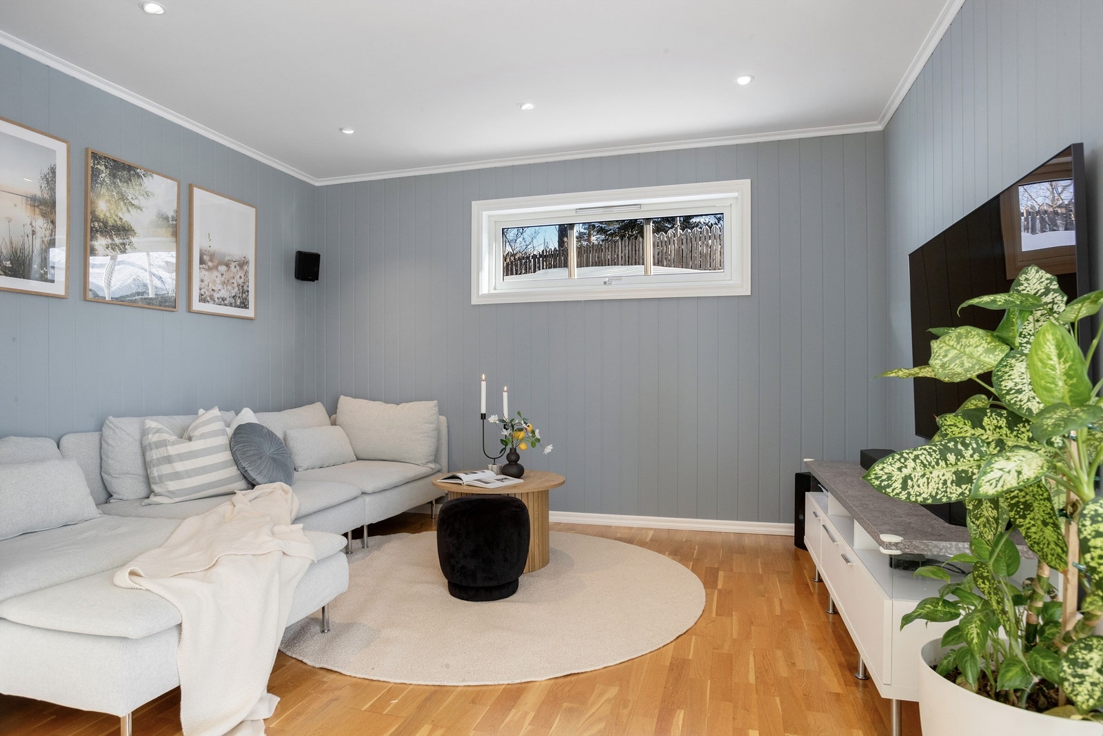 Stuen har god plass til en separat TV-krok for avslapning og underholdning. Galleribilde