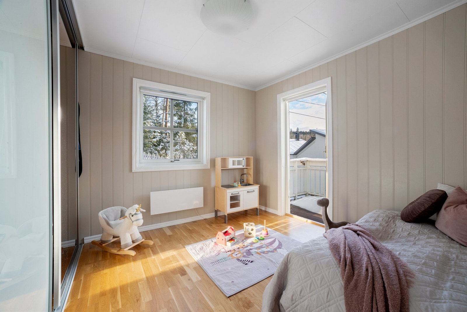 Fra det ene soverommet er det utgang til en sydvest-vendt balkong på 5 m². Galleribilde