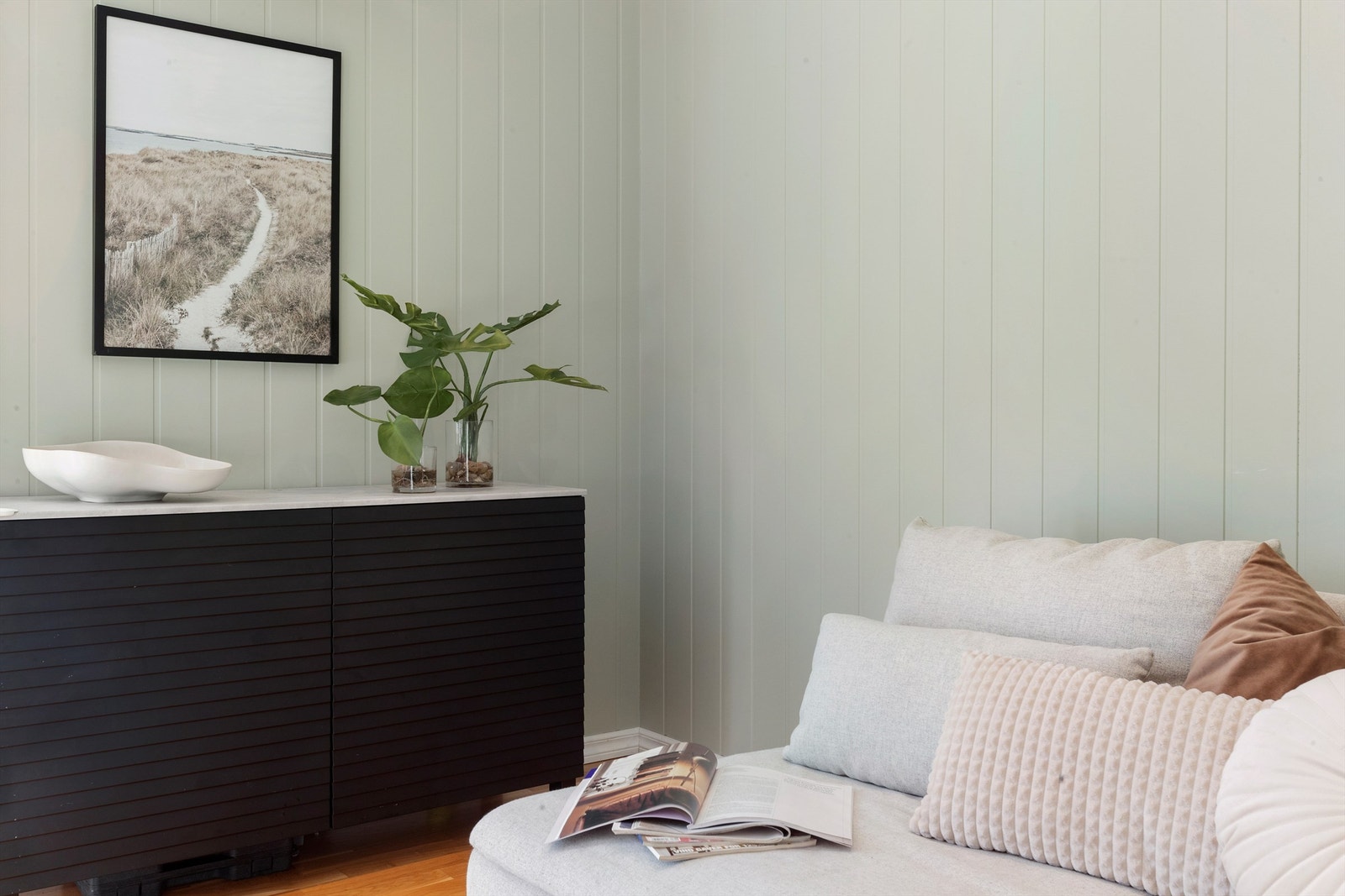 Himlingen er glattmalt og utstyrt med downlights som gir god grunnbelysning. Galleribilde