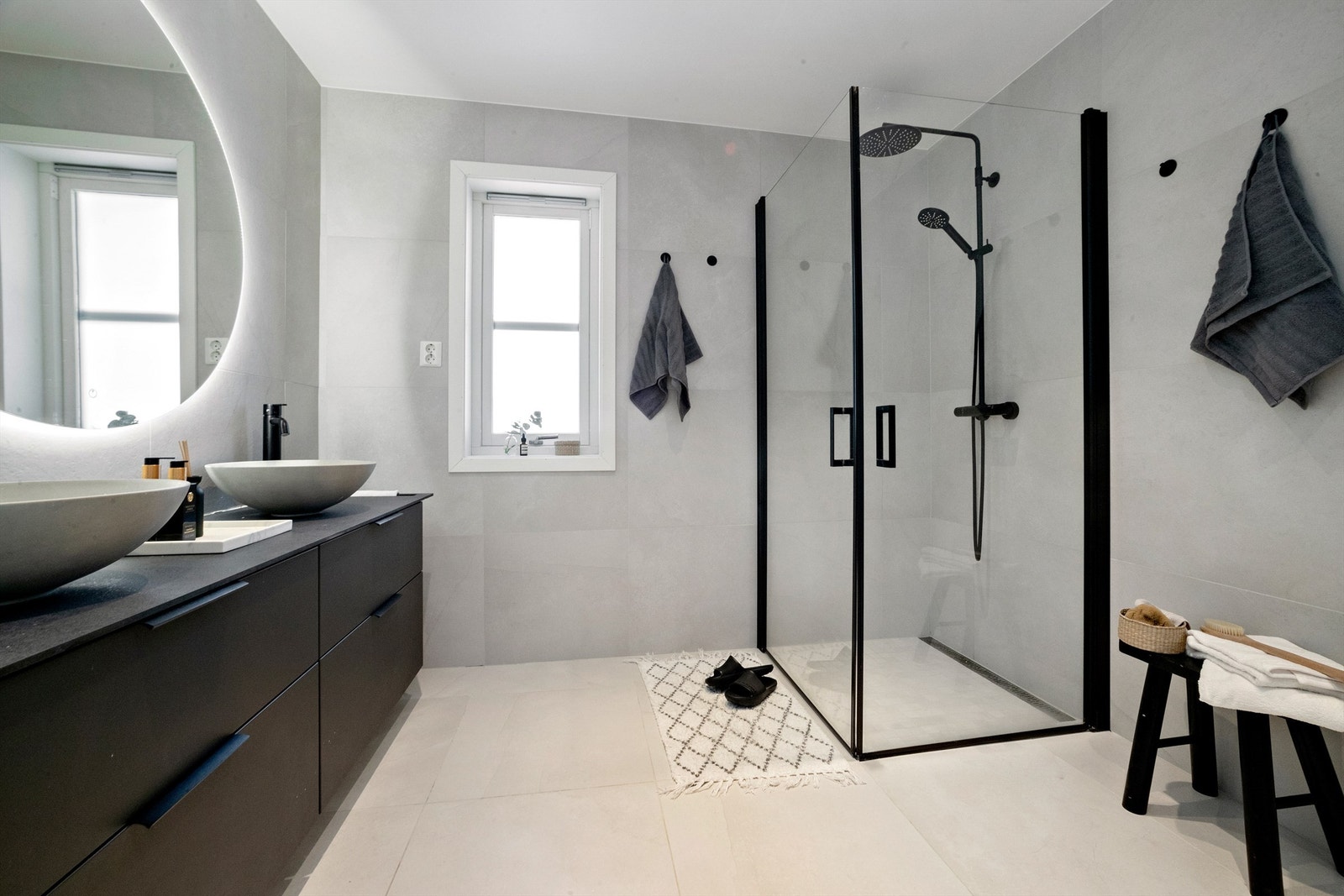 Innredning fra Korsbakken Bad med dobbel servant gjør morgen- og kveldsstellet effektivt. Galleribilde