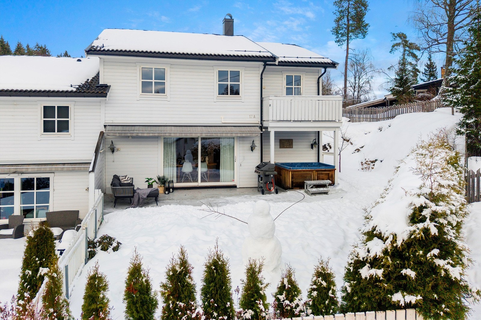 Her bor du i en innholdsrik og familievennlig tomannsbolig, med usjenert beliggenhet og store uteplasser. Galleribilde
