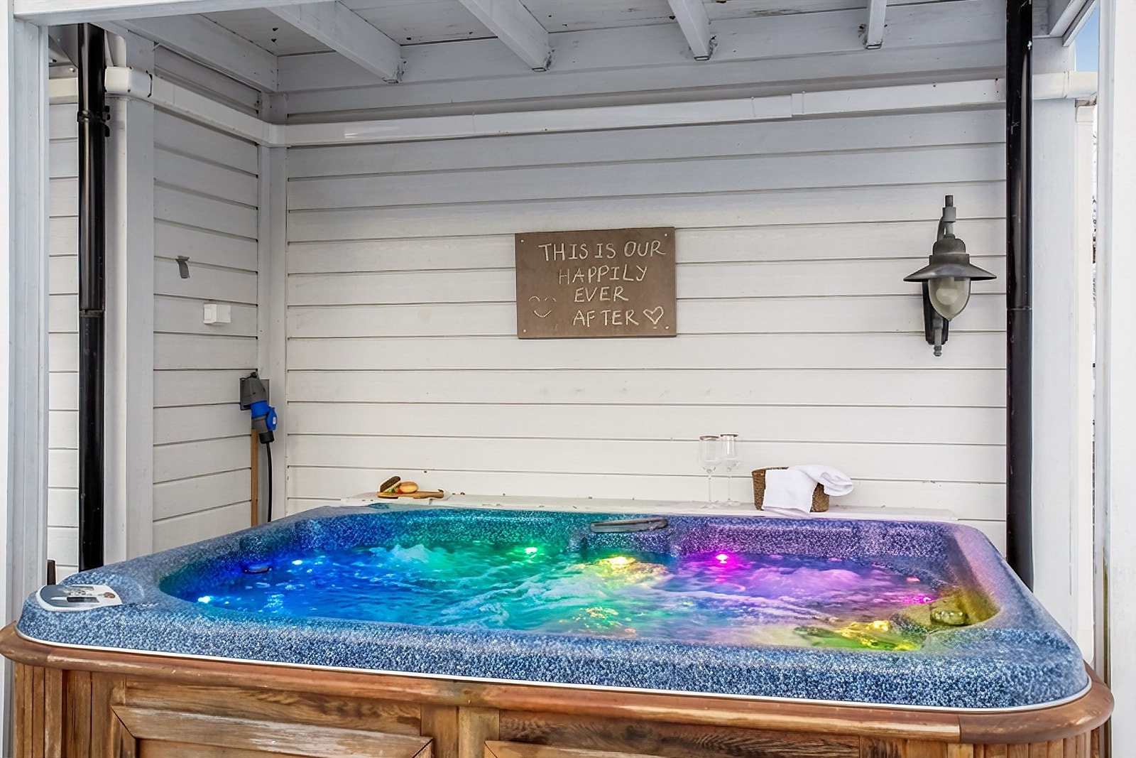 Jacuzzien på terrassen følger med salget. Galleribilde