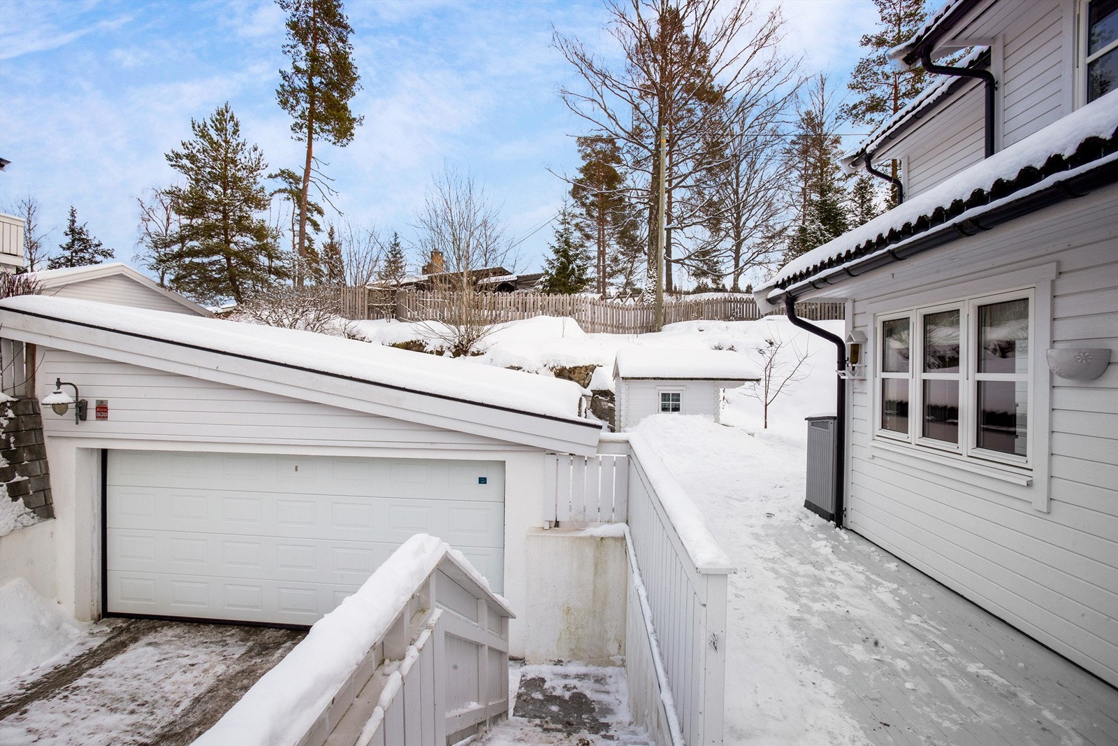Eiendommen har dobbelgarasje med elbillader og en stor innkjørsel med god parkeringskapasitet. Galleribilde