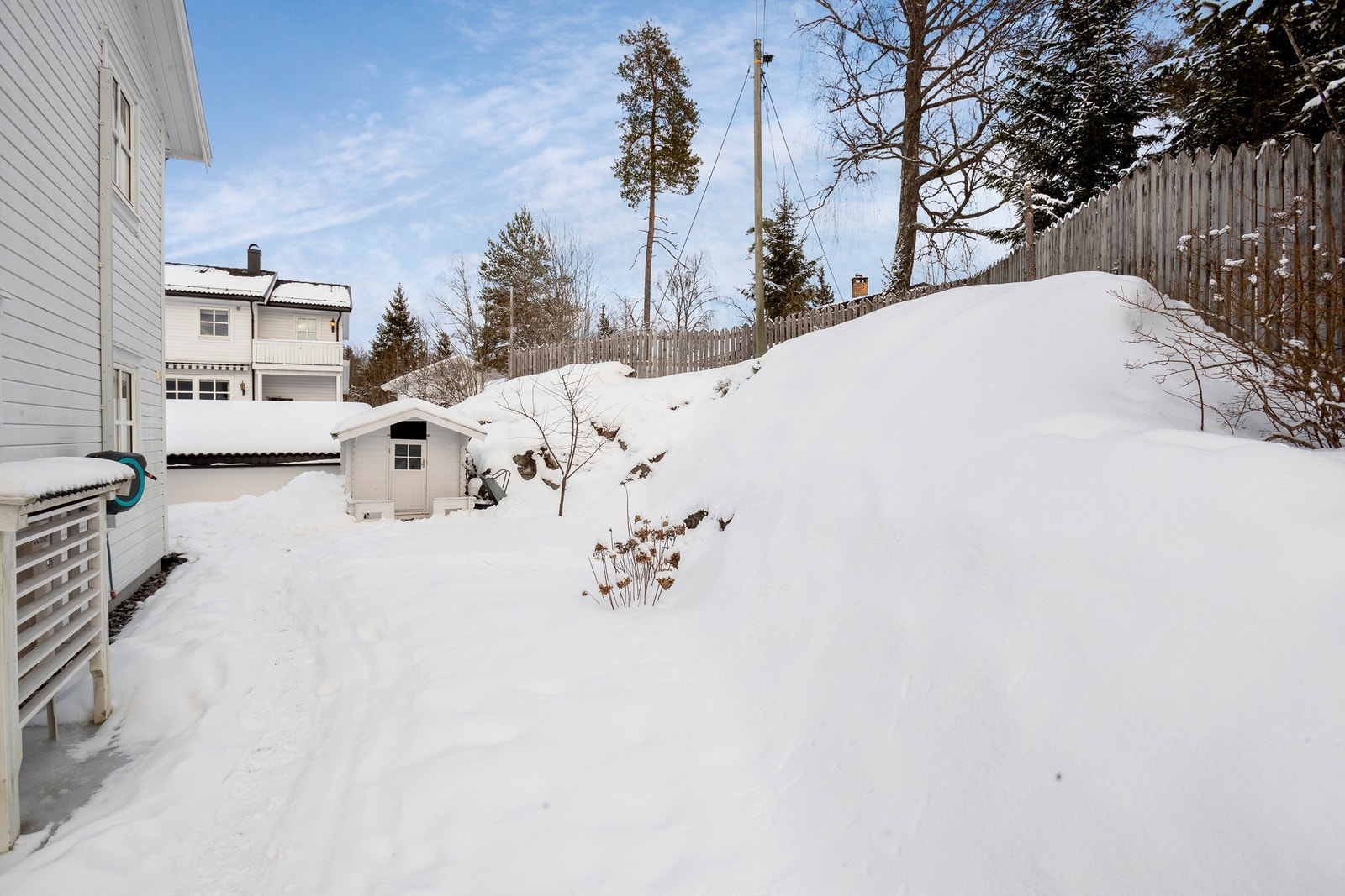 Tomten er tilnærmet flat i to nivåer, noe som skaper naturlige soner utendørs. Galleribilde