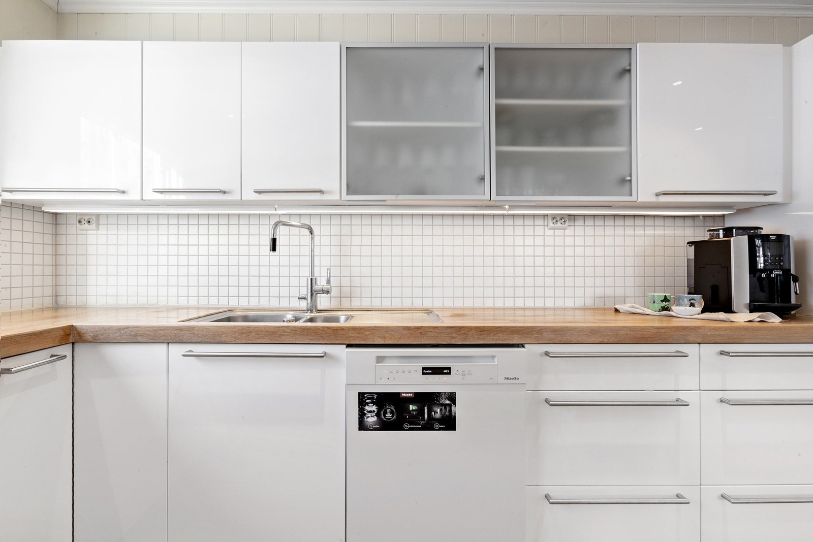 Integrert oppvaskmaskin fra 2022 og automatisk lekkasjestopper for ekstra trygghet. Galleribilde