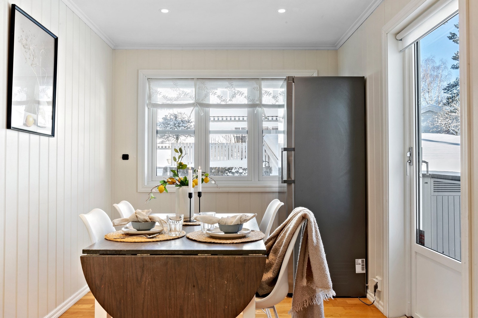 Fra kjøkkenet er det egen dør ut til hagen, praktisk for sommerens måltider utendørs. Galleribilde