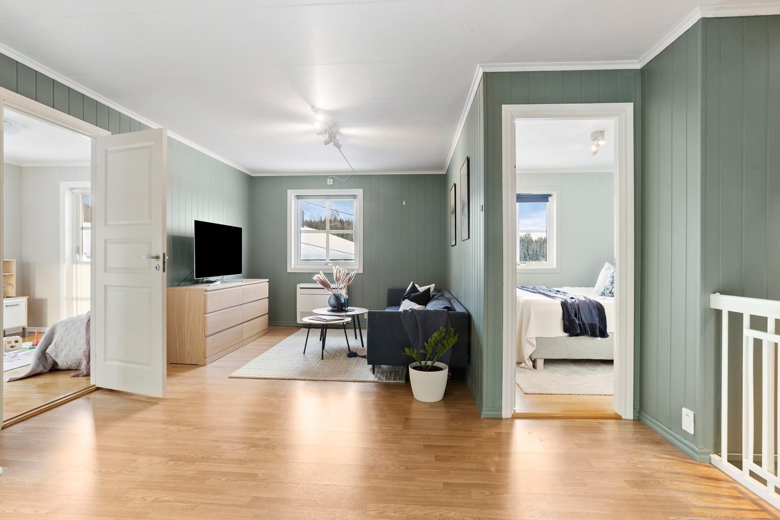 TV-stuen fungerer som et sentralt knutepunkt som gir adkomst til alle soverommene. Galleribilde