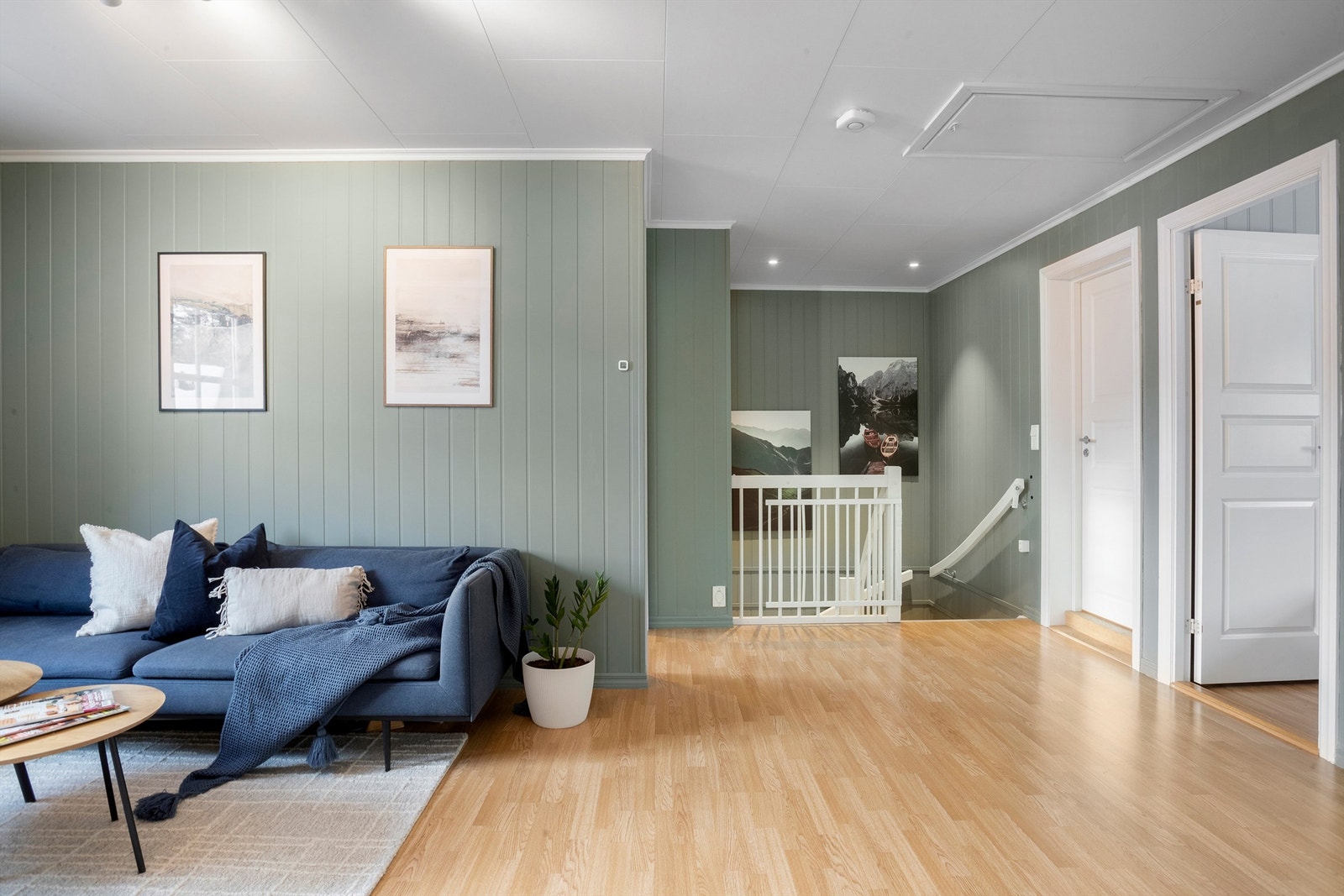 I andre etasje finner du en lys og anvendelig TV-stue, perfekt som et ekstra oppholdsrom. Galleribilde