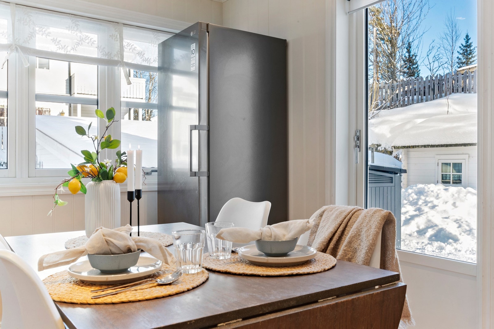 Frittstående fryseskap på kjøkkenet følger ikke med salget Galleribilde