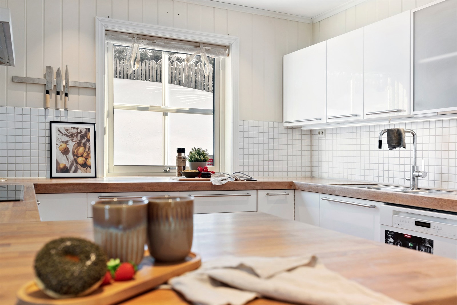 Innredningen har slette fronter og en solid benkeplate i heltre. Galleribilde