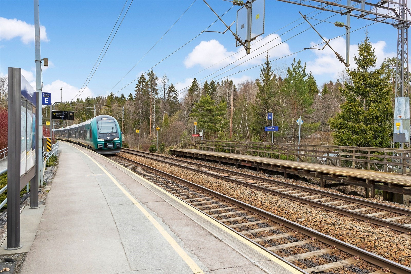 Både Vevelstad stasjon og Langhus stasjon ligger i gangavstand fra boligen. Galleribilde