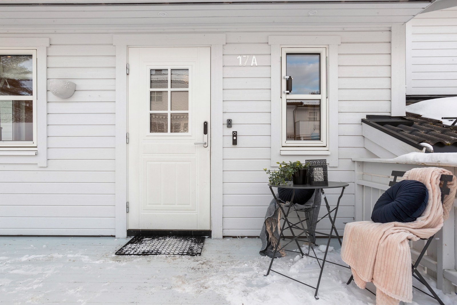 Profilert entrédør med glassfelt og elektronisk kodelås gir en trygg og enkel adkomst. Galleribilde