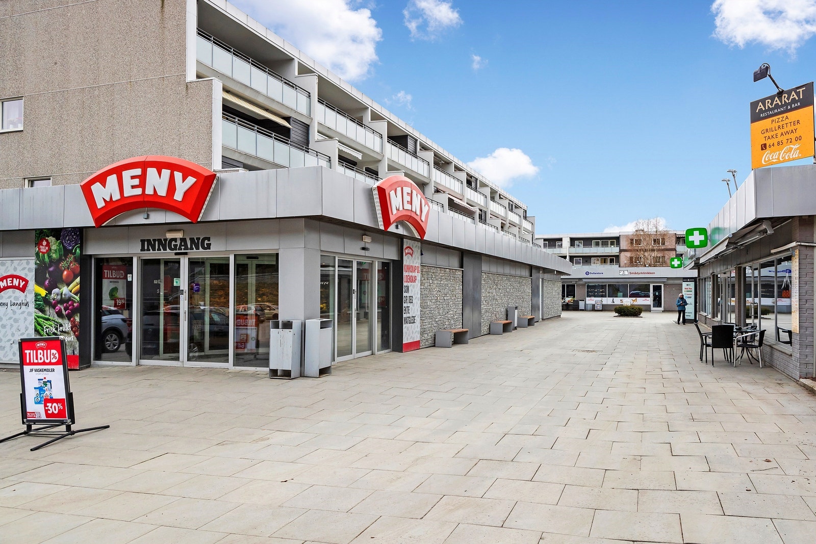Langhus Nærsenter ligger i nærheten og byr på blant annet Meny, apotek, frisør, tannlege og restaurant. Galleribilde