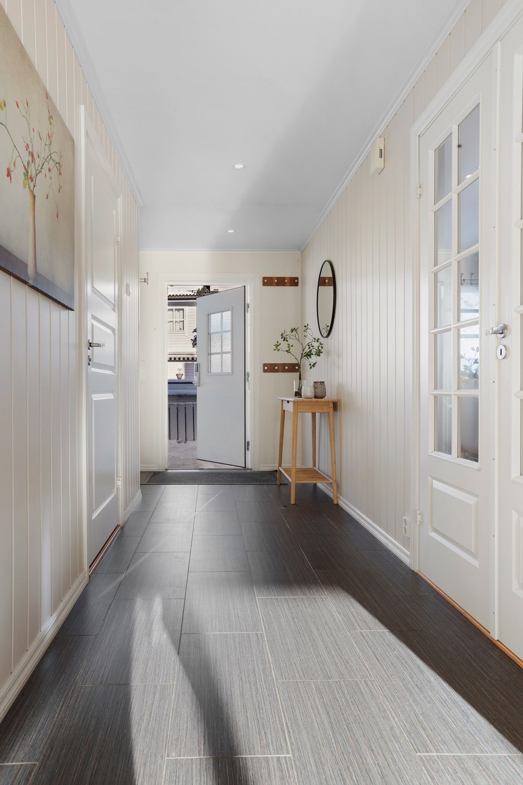 Fra entréen er det doble glassdører inn til kjøkkenet, som skaper en åpen og lys følelse. Galleribilde