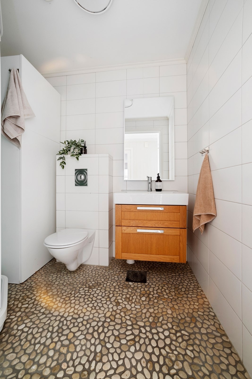 Badet i 1. etasje har gulv belagt med naturstein og behagelig gulvvarme. Galleribilde