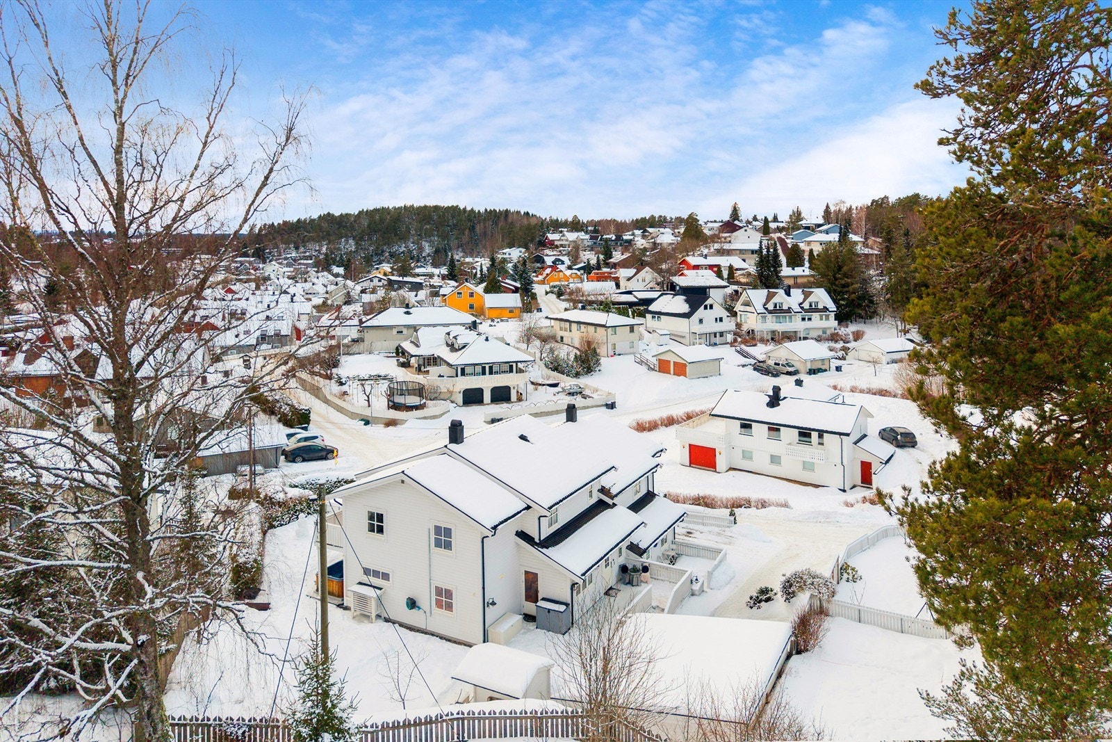 Boligen ligger i et etablert og trygt boligområde, hovedsakelig bestående av eneboliger og rekkehus. Galleribilde