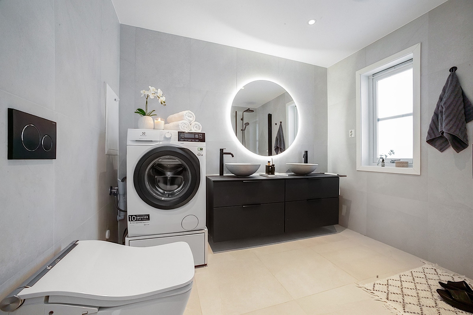 Hovedbadet i andre etasje ble vesentlig oppgradert i 2022 og har japansk dusjtoalett. Galleribilde